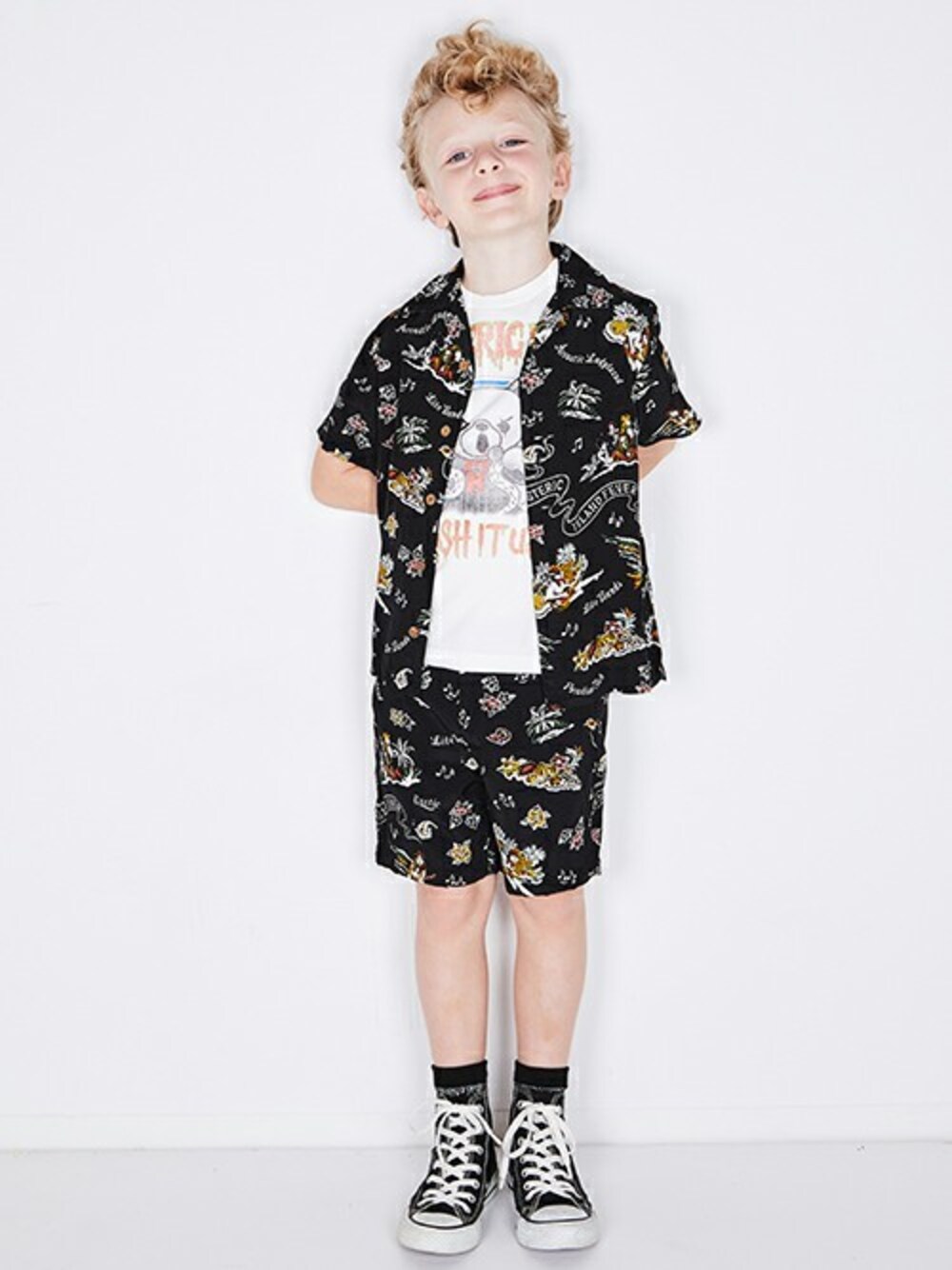 「kids、summer、キッズコーデ、アロハシャツ、JOEY HYSTERIC、BEAR、kidsfashion、キッズファッション」｜「JOEY HYSTERICのISLAND FEVER総柄 アロハシャツ【S/M】（シャツ/ブラウス、ブラック系）」を使った、JOEY HYSTERIC OFFICIALさん（キッズ・120cm）の春コーディネートの1枚目の写真