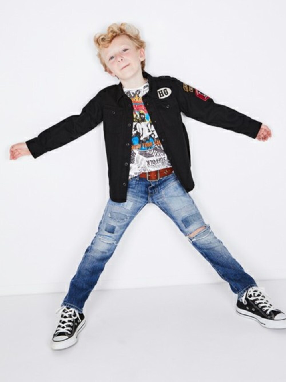 「kids、キッズコーデ、ミリタリーシャツ、ダメージデニムパンツ、JOEY HYSTERIC、kidsfashion、キッズファッション」｜「JOEY HYSTERICのHYS POST pt Tシャツ 【XS/S/M】（Tシャツ/カットソー、ホワイト系）」を使った、JOEY HYSTERIC OFFICIALさん（キッズ・120cm）の春コーディネートの1枚目の写真