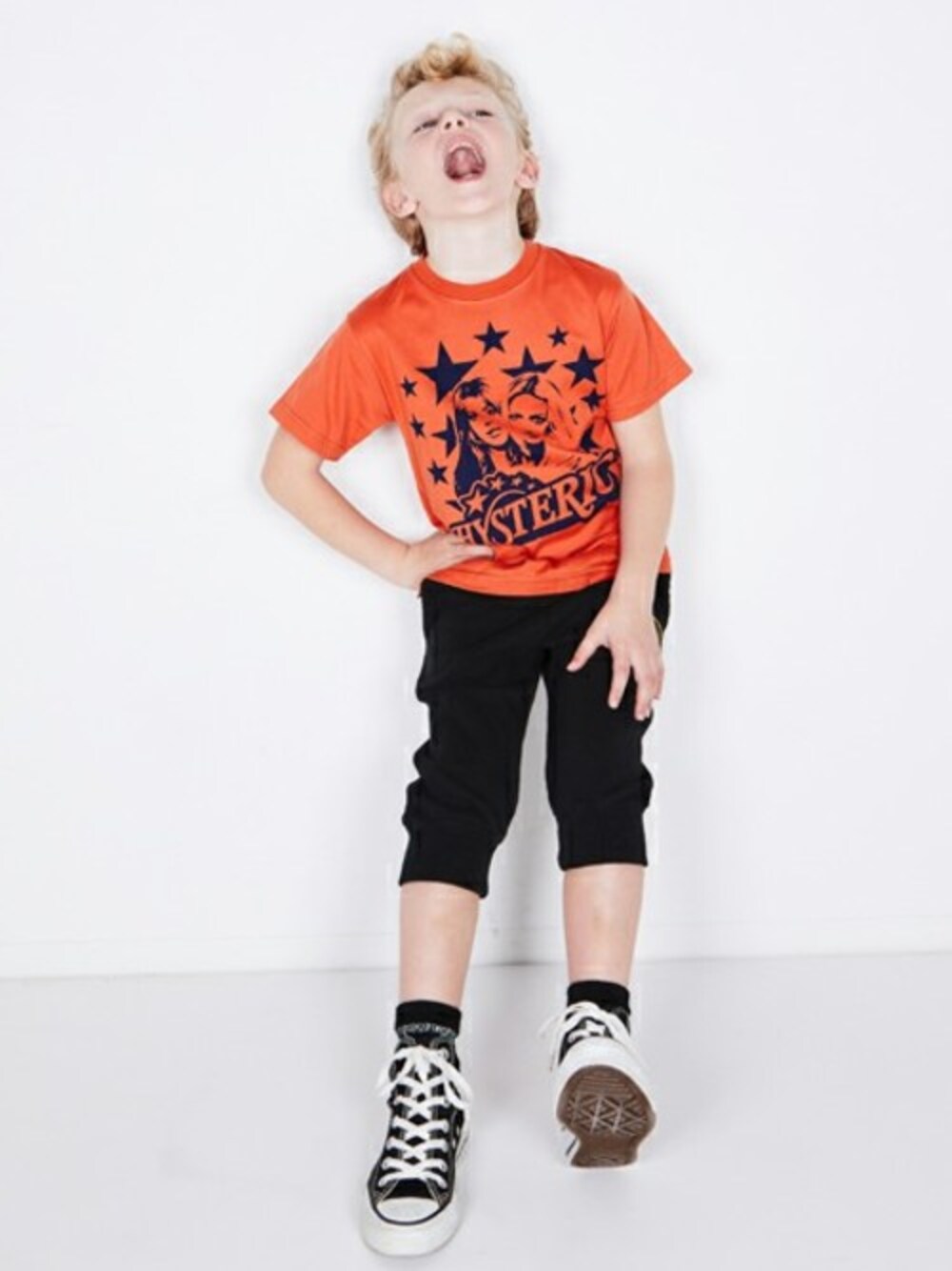 「スウェットパンツ、kids、オレンジ、キッズコーデ、JOEY HYSTERIC、サマースタイル、kidsfashion、キッズファッション」｜「JOEY HYSTERICのSTAR pt Tシャツ【XS/S/M】（Tシャツ/カットソー、オレンジ系）」を使った、JOEY HYSTERIC OFFICIALさん（キッズ・120cm）の春コーディネートの1枚目の写真