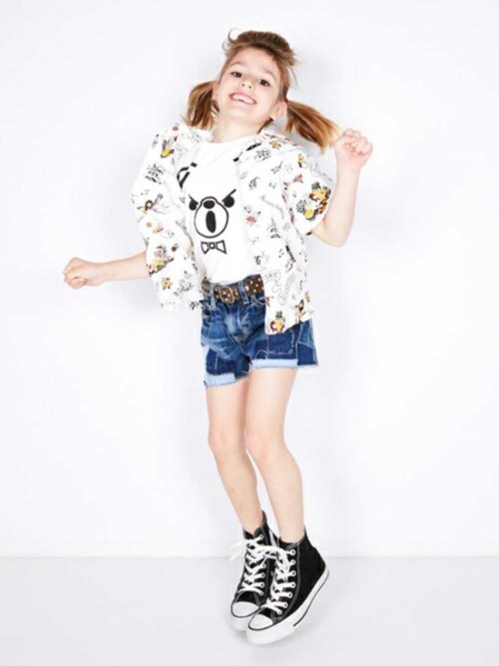 「ショートパンツ、kids、キッズコーデ、white、デニムショートパンツ、アロハシャツ、JOEY HYSTERIC、BEAR、kidsfashion、キッズファッション」｜「JOEY HYSTERICのISLAND FEVER総柄 アロハシャツ【S/M】（シャツ/ブラウス、ホワイト系）」を使った、JOEY HYSTERIC OFFICIALさん（キッズ・120cm）の春コーディネートの1枚目の写真