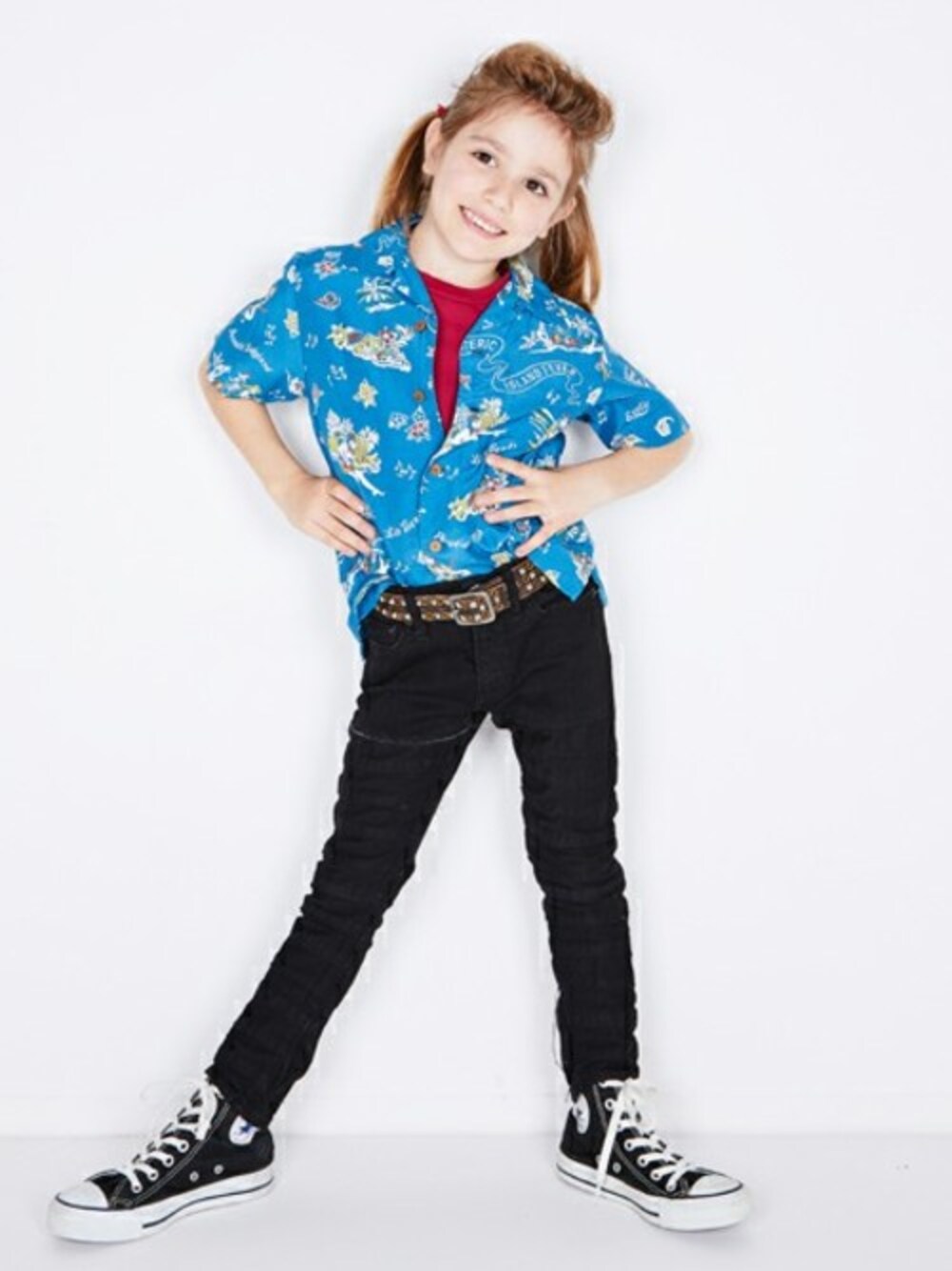 「kids、summer、キッズコーデ、ブラックデニム、アロハシャツ、JOEY HYSTERIC、kidsfashion、キッズファッション」｜「JOEY HYSTERICのISLAND FEVER総柄 アロハシャツ【S/M】（シャツ/ブラウス、ブルー系）」を使った、JOEY HYSTERIC OFFICIALさん（キッズ・120cm）の春コーディネートの1枚目の写真
