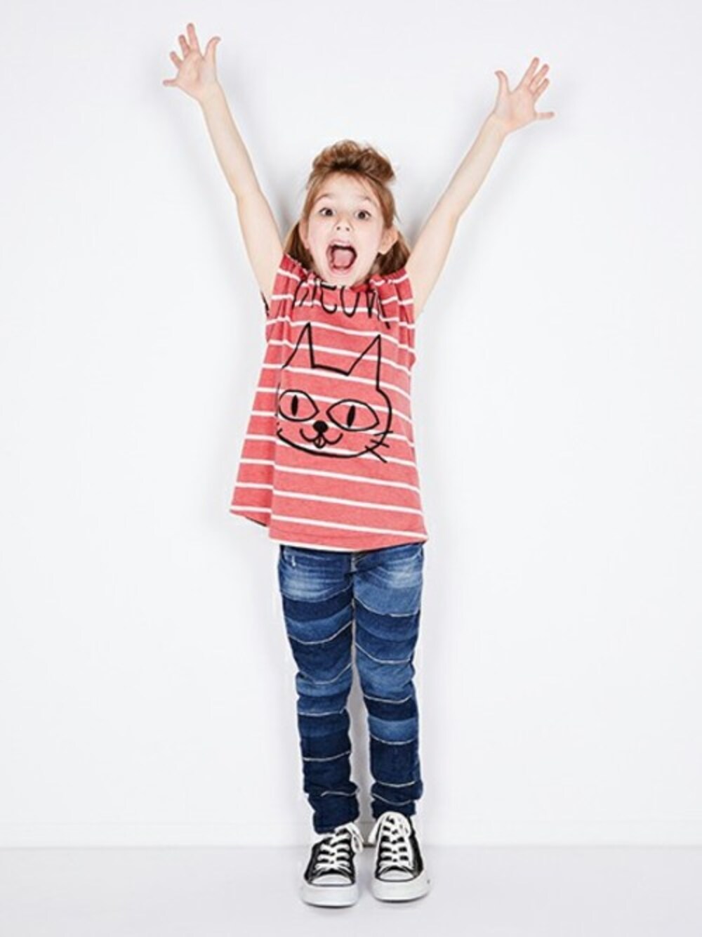 「ボーダー、kids、キッズコーデ、ネコ、ビックT、JOEY HYSTERIC、kidsfashion、キッズファッション」｜「JOEY HYSTERICのMEOW! pt ビックTシャツ【XS/S/M】（Tシャツ/カットソー、レッド系）」を使った、JOEY HYSTERIC OFFICIALさん（キッズ・120cm）の春コーディネートの1枚目の写真