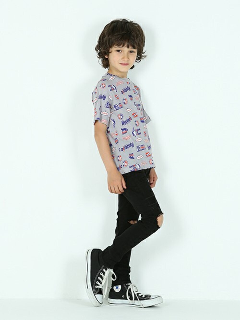 「Tシャツ、ボーイズ、クール、モテ」｜「JOEY HYSTERICのHYS FANTASTIC総柄 Tシャツ【XS/S/M】（Tシャツ/カットソー、グレー系）」を使った、JOEY HYSTERIC OFFICIALさん（キッズ・120cm）の春コーディネートの1枚目の写真