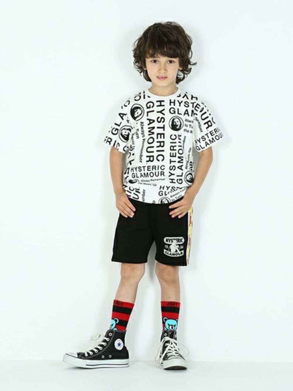 「ソックス、半ズボン、半袖Ｔシャツ、差し色(赤)、シックな中に可愛さを」｜「JOEY HYSTERICのUNTAMED pt スウェットパンツ【XS/S/M】（その他パンツ、ブラック系）」を使った、JOEY HYSTERIC OFFICIALさん（キッズ・120cm）の春コーディネートの1枚目の写真