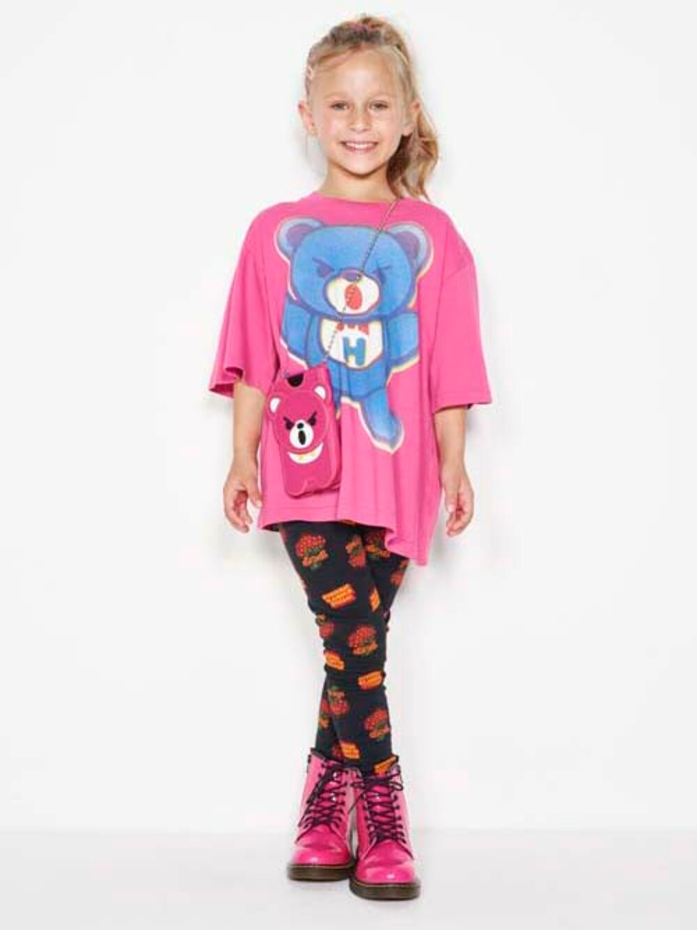「ピンク、Tシャツ、レギンス、オーバーサイズ、ガーリー、キッズ、JOEY HYSTERIC、BEAR」｜「JOEY HYSTERICのBEAR PRIMARY COLOR オーバーサイズＴシャツ【XS/S/M】（Tシャツ/カットソー、ピンク系）」を使った、JOEY HYSTERIC OFFICIALさん（キッズ・120cm）の春コーディネートの1枚目の写真