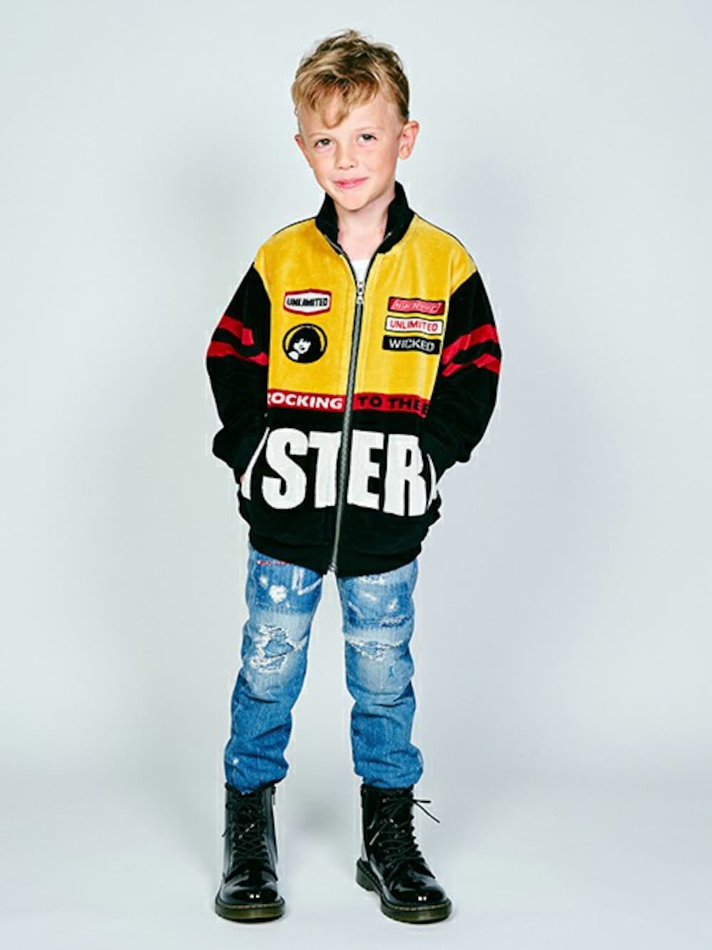 「デニムパンツ、キッズ、JOEY HYSTERIC、レーサー」｜「JOEY HYSTERICのHG RACINGジャカード ジャンパー【S/M】（ブルゾン、ブラック系）」を使った、JOEY HYSTERIC OFFICIALさん（キッズ・120cm）の春コーディネートの1枚目の写真