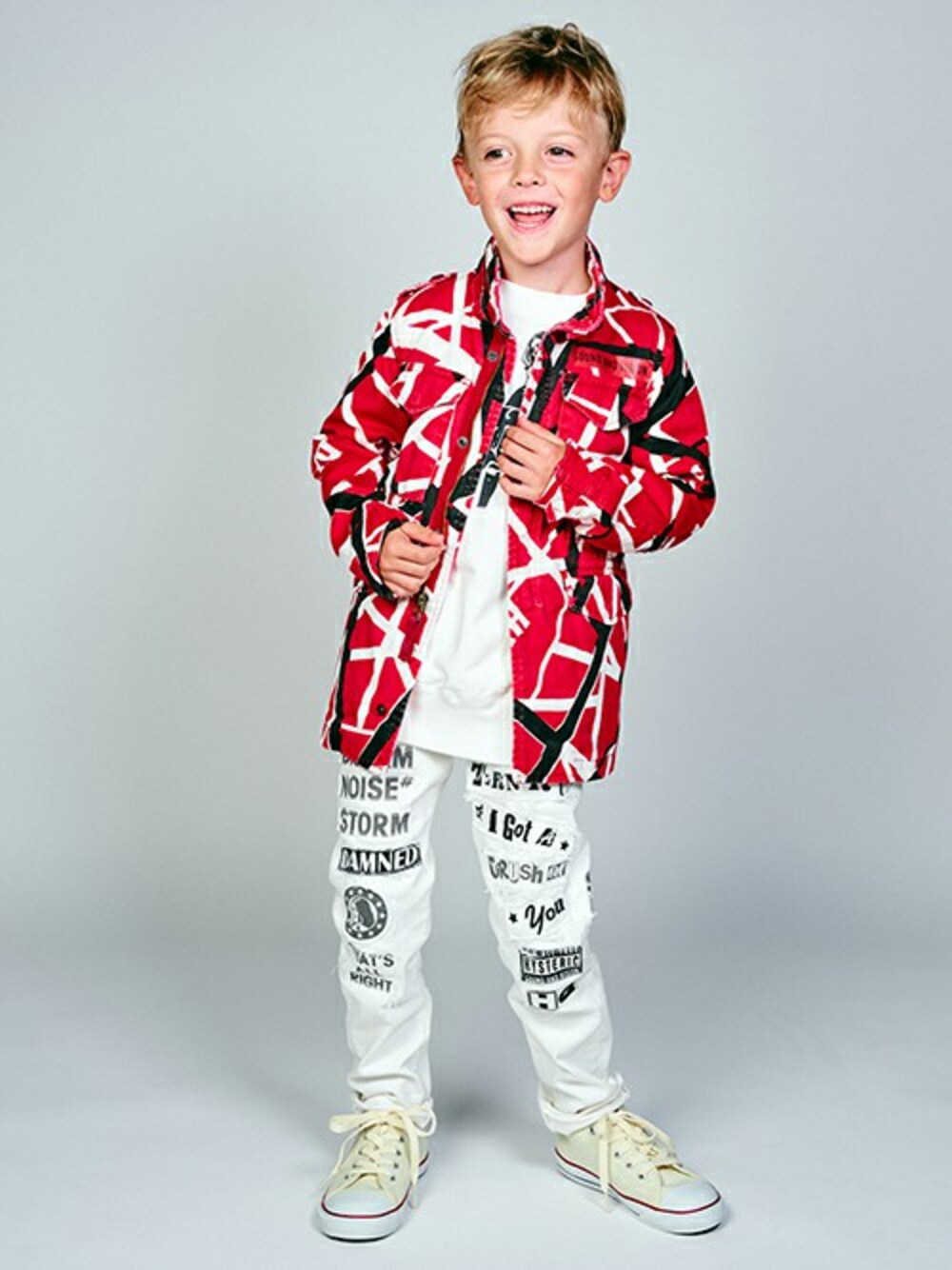 「ジャケット、キッズコーデ、ホワイトパンツ、JOEY HYSTERIC」｜「JOEY HYSTERICのLIVE AT HYSTERIC pt M-65 ジャケット【L】（ミリタリージャケット、レッド系）」を使った、JOEY HYSTERIC OFFICIALさん（キッズ・120cm）の春コーディネートの1枚目の写真