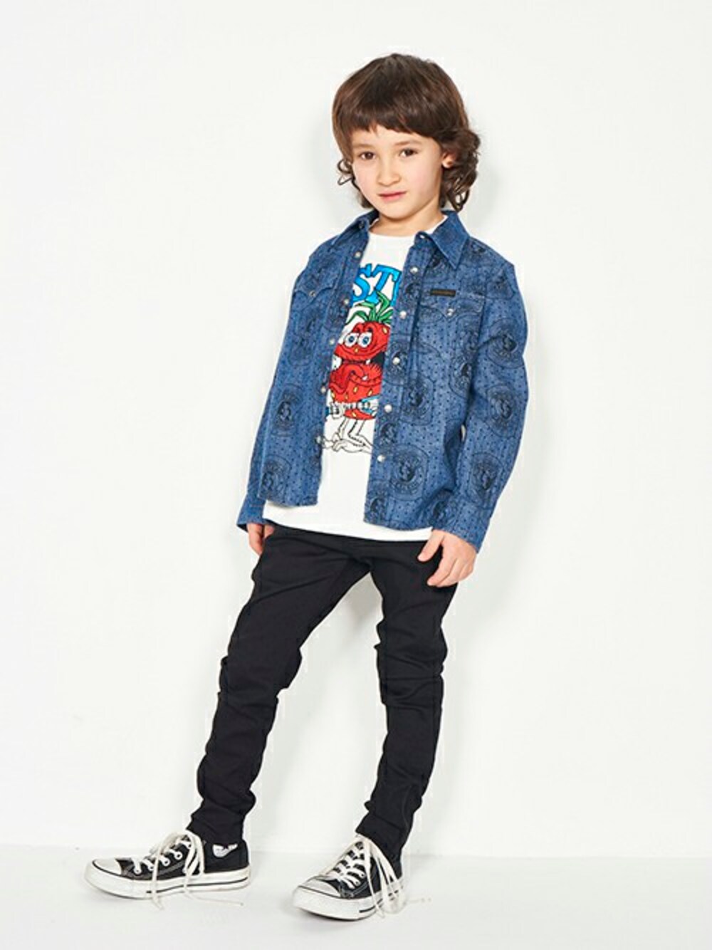 「ジャケット、カジュアル、シャツ、キッズコーデ、JOEY HYSTERIC」｜「JOEY HYSTERICのHYSTERIC CRAFT総柄 ウェスタンシャツ【S/M】（シャツ/ブラウス、ブルー系）」を使った、JOEY HYSTERIC OFFICIALさん（キッズ・120cm）の春コーディネートの1枚目の写真