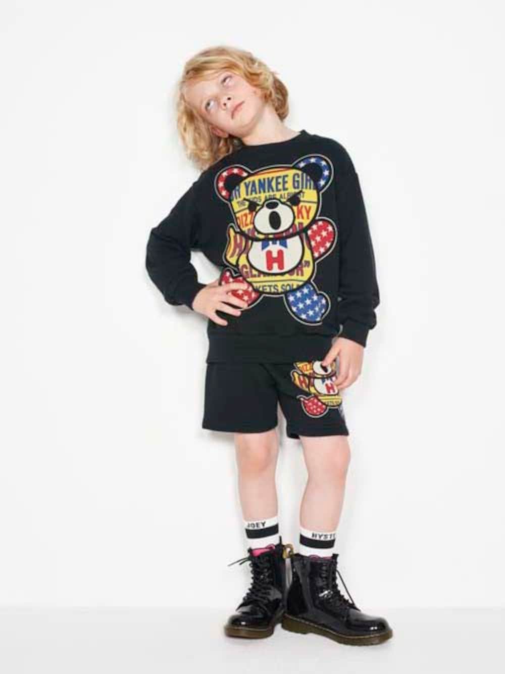 「スウェット、ブラック、ショートパンツ、キッズコーデ、JOEY HYSTERIC、BEAR」｜「JOEY HYSTERICのPATCH BEAR スウェット【XS/S/M】（スウェット、ブラック系）」を使った、JOEY HYSTERIC OFFICIALさん（キッズ・120cm）の春コーディネートの1枚目の写真