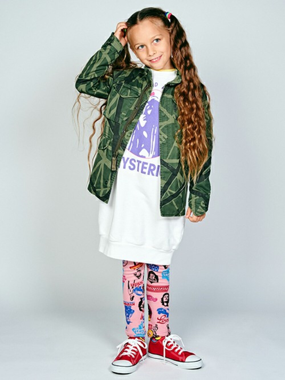「ジャケット、ワンピース、レギンス、キッズコーデ、JOEY HYSTERIC」｜「JOEY HYSTERICのLIVE AT HYSTERIC pt M-65 ジャケット【L】（ミリタリージャケット、グリーン系）」を使った、JOEY HYSTERIC OFFICIALさん（キッズ・120cm）の春コーディネートの1枚目の写真