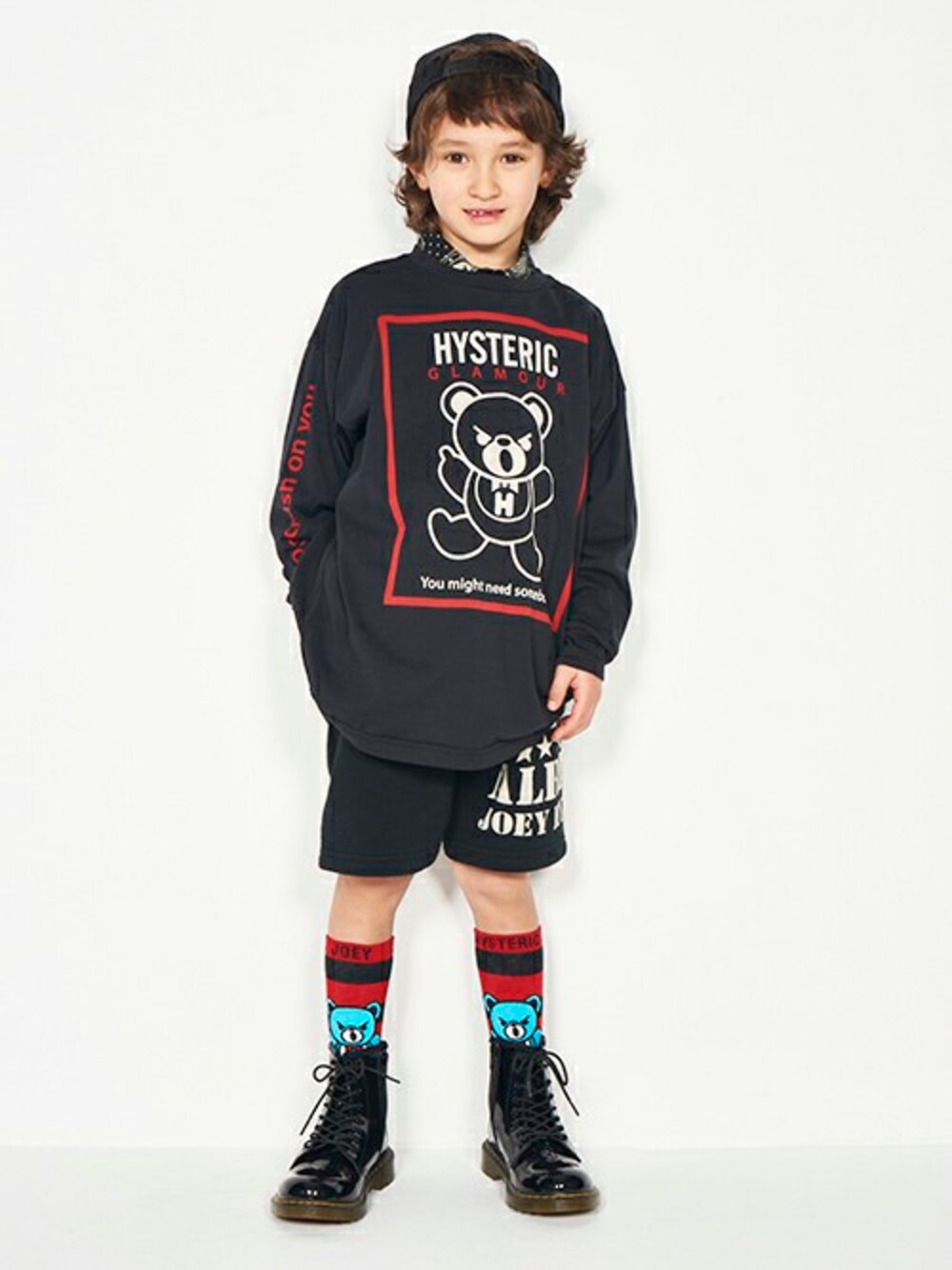 「ブラック、ハーフパンツ、キッズコーデ、JOEY HYSTERIC、BEAR」｜「JOEY HYSTERICのHYS BEAR pt ビッグTシャツ【XS/S/M】（Tシャツ/カットソー、ブラック系）」を使った、JOEY HYSTERIC OFFICIALさん（キッズ・120cm）の春コーディネートの1枚目の写真