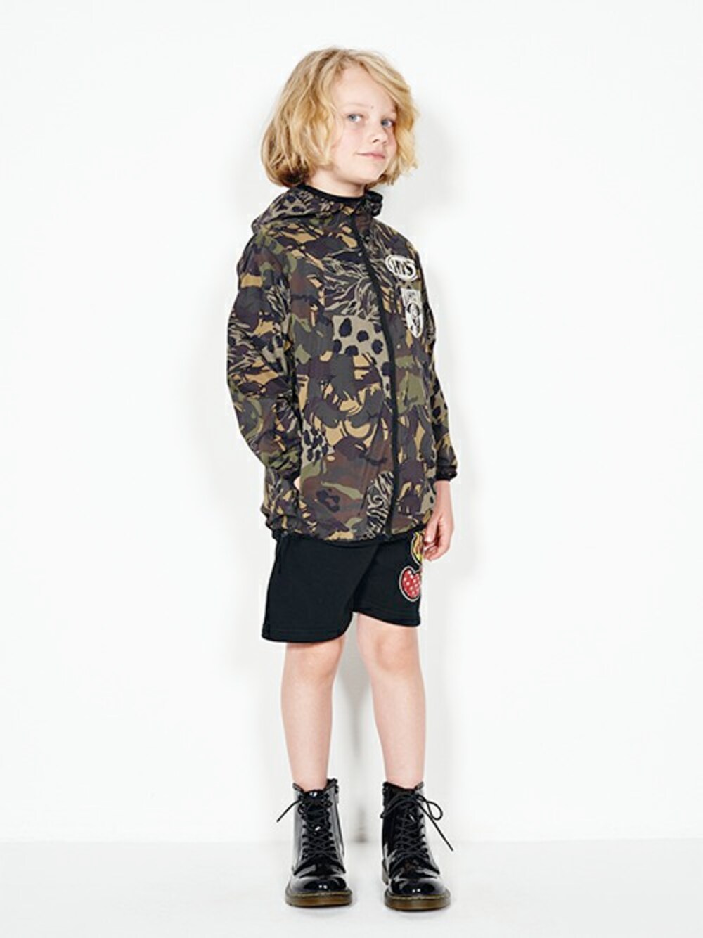 「カモフラ、ショートパンツ、ナイロンジャケット、キッズコーデ、JOEY HYSTERIC」｜「JOEY HYSTERICのCOMBINED CAMO柄 フーデッドジャケット【S/M】（ナイロンジャケット、グリーン系）」を使った、JOEY HYSTERIC OFFICIALさん（キッズ・120cm）の春コーディネートの1枚目の写真