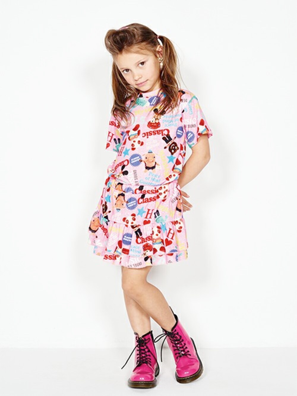 「セットアップ、ガーリー、ポップ、キッズコーデ、JOEY HYSTERIC」｜「JOEY HYSTERICのYOKO DOLL MIX柄 Tシャツ【XS/S/M】（Tシャツ/カットソー、ピンク系）」を使った、JOEY HYSTERIC OFFICIALさん（キッズ・120cm）の春コーディネートの1枚目の写真