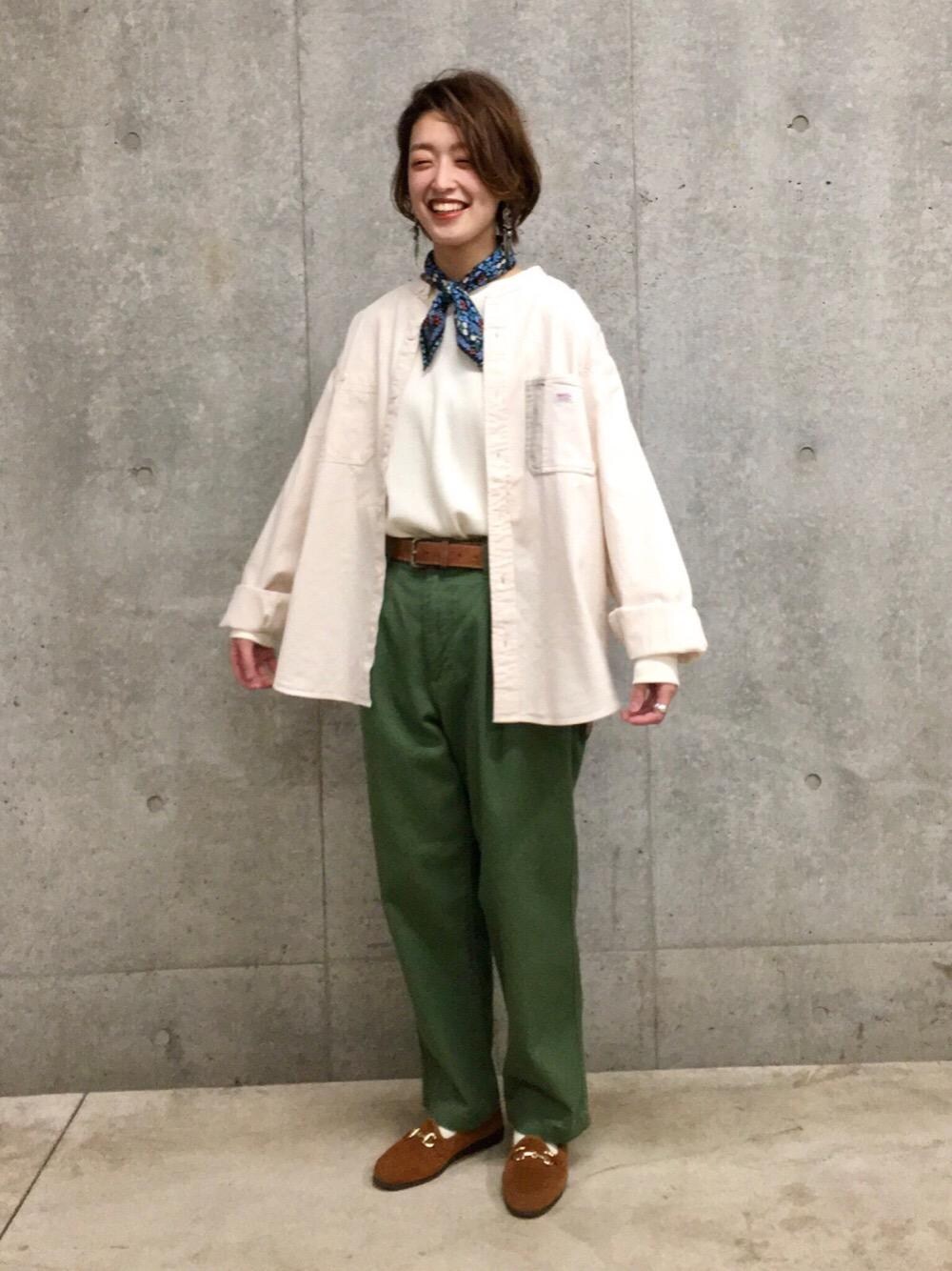 「ビッグシルエット、ワイドパンツ、バンダナ、春コーデ、バンドカラーシャツ、着回し抜群、smith's、女性にもオススメ！MENSパンツ、2021春新作、春のオシャレはパンツから」｜「coenのカツラギツータックワイドテーパードパンツ(デニムパンツ)＃（デニムパンツ、グリーン系）」を使った、まこさん（レディース・163cm）の冬コーディネートの1枚目の写真