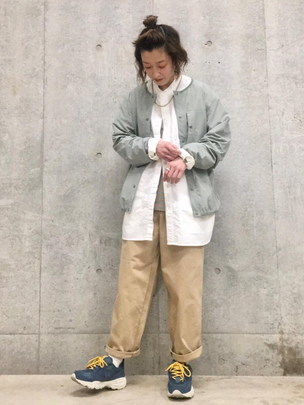 「ビッグシルエット、スニーカーコーデ、ワイドパンツ、春アウター、春カラー、淡色コーデ、着回し抜群、ニュアンスカラー、クールに決める春アウター、春こーで」｜「coenのUSAコットンベルト付きストレートタックパンツ（デニムパンツ、ベージュ系）」を使った、まこさん（レディース・163cm）の春コーディネートの1枚目の写真
