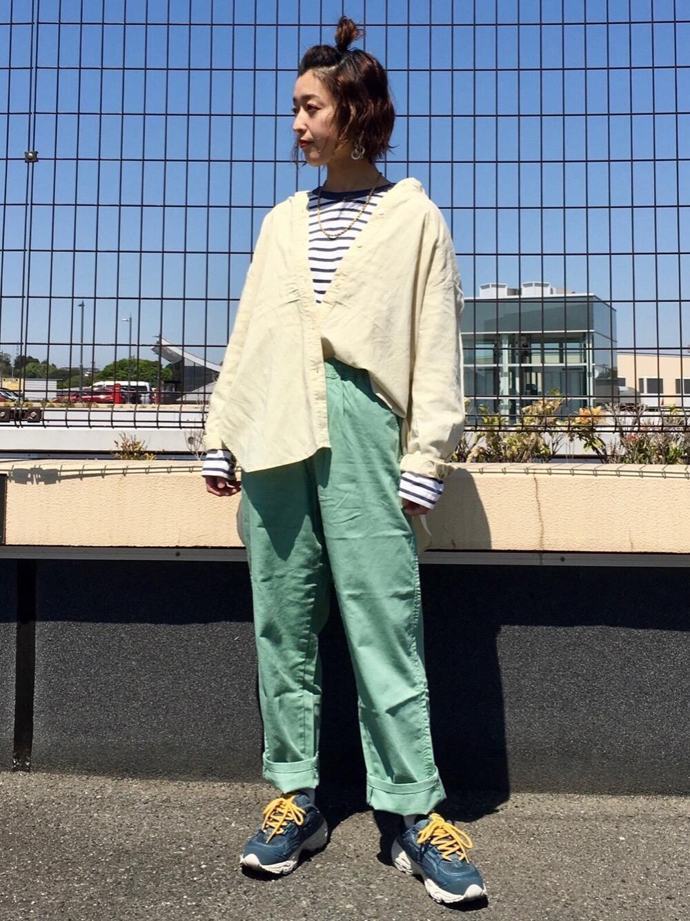 「シャツ、スニーカーコーデ、coen、春カラー、コーエン、着回し抜群、シェフパンツ、春こーで、春の羽織スタイル、ヨクバリネン」｜「coenの天竺ボーダーロングスリーブTシャツ（Tシャツ/カットソー、ホワイト系）」を使った、まこさん（レディース・163cm）の春コーディネートの1枚目の写真