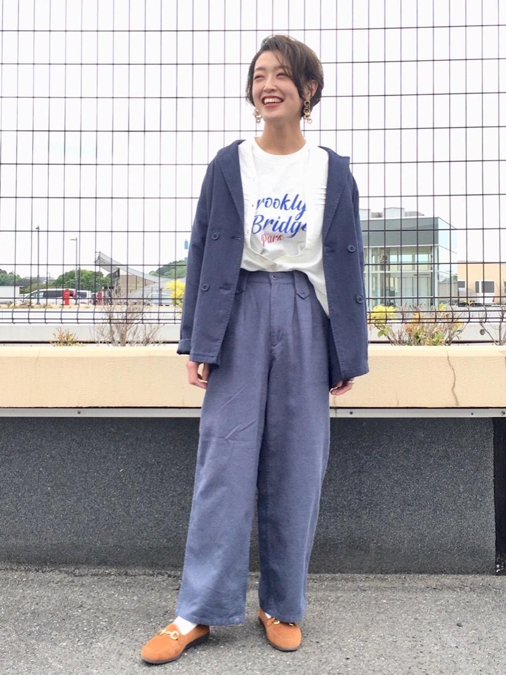 「ワイドパンツ、coen、着回し抜群、2021春新作、キレイめカジュアル、春のオシャレはパンツから、春こーで、春の羽織スタイル、デイリーコーデ＋α、新感覚素材 ヨクバリネン」｜「coenのヨクバリネン・リネン混/ビッグシルエットダブルジャケット（テーラードジャケット、ブルー系）」を使った、まこさん（レディース・163cm）の春コーディネートの1枚目の写真