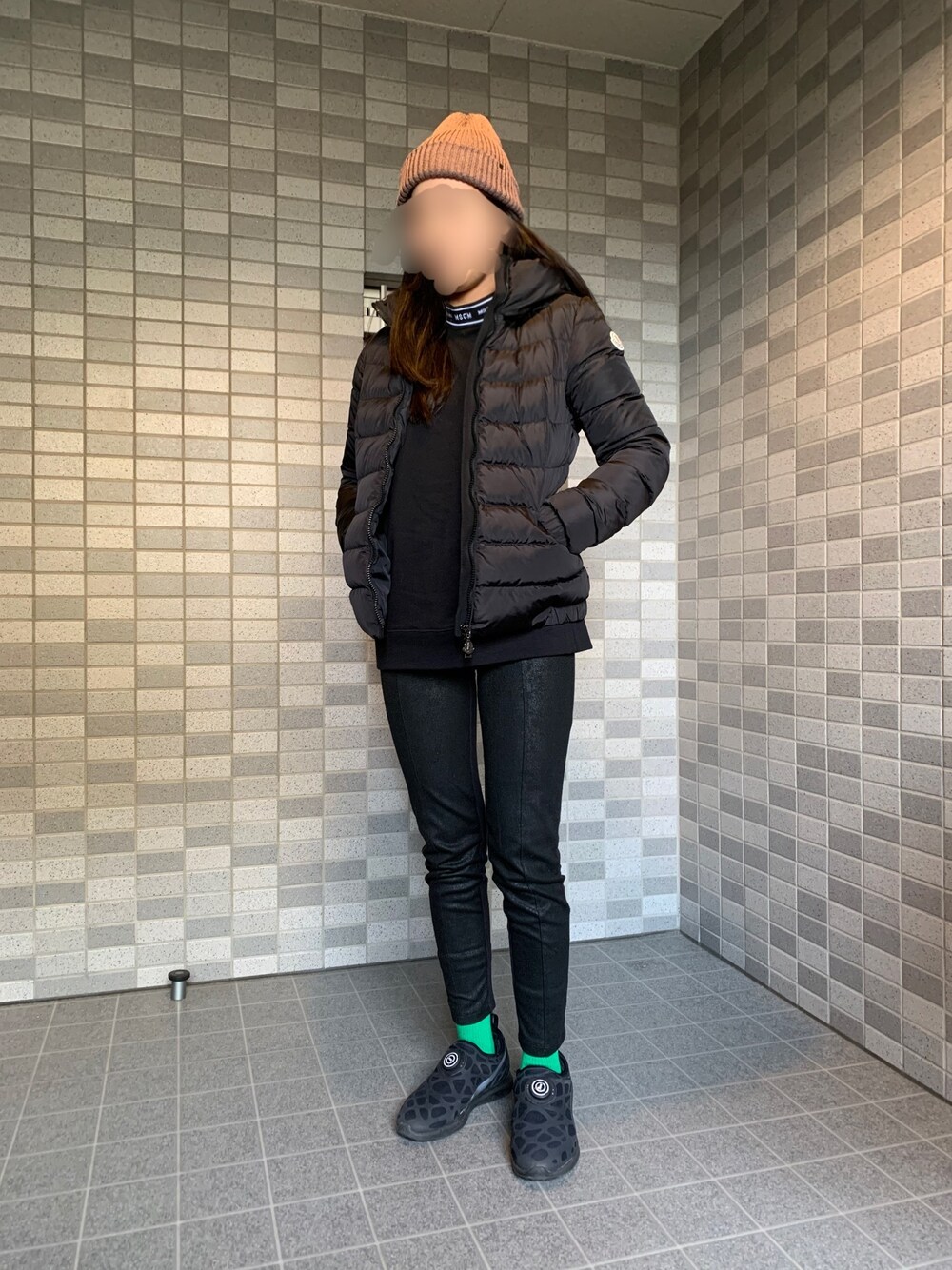「ブラックコーデ、ブラックブラック、さし色、休日スタイル、スポーティ、MSGM、PUMA、MONCLER、CA4LA、低身長」｜「MONCLERのアイテム（ダウンジャケット/コート、ブラック系）」を使った、rsk121さん（レディース・153cm）の冬コーディネートの1枚目の写真