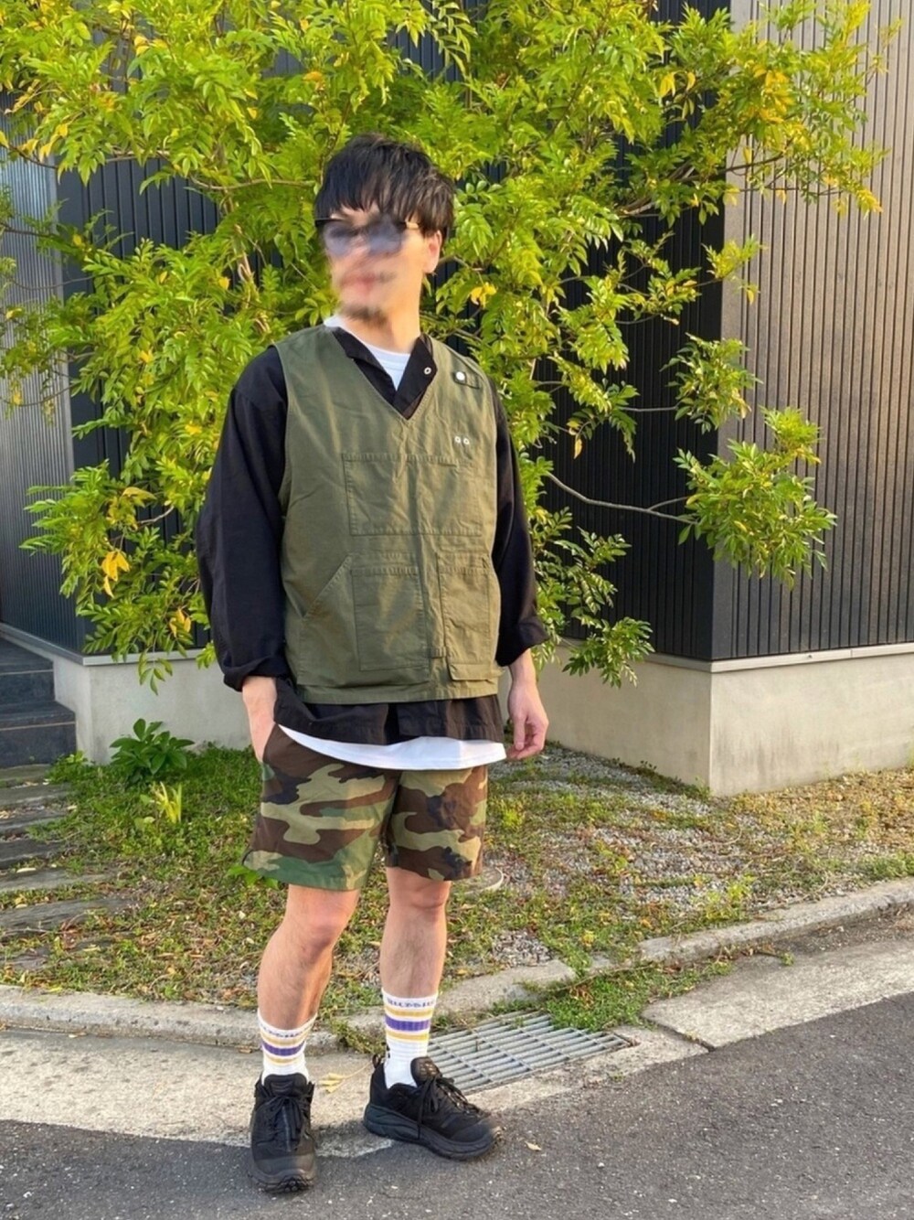 グリーン系のベスト、ブラック系のシャツ/ブラウス、ホワイト系のTシャツ/カットソーを着用したメンズの春コーディネートの1枚目の写真