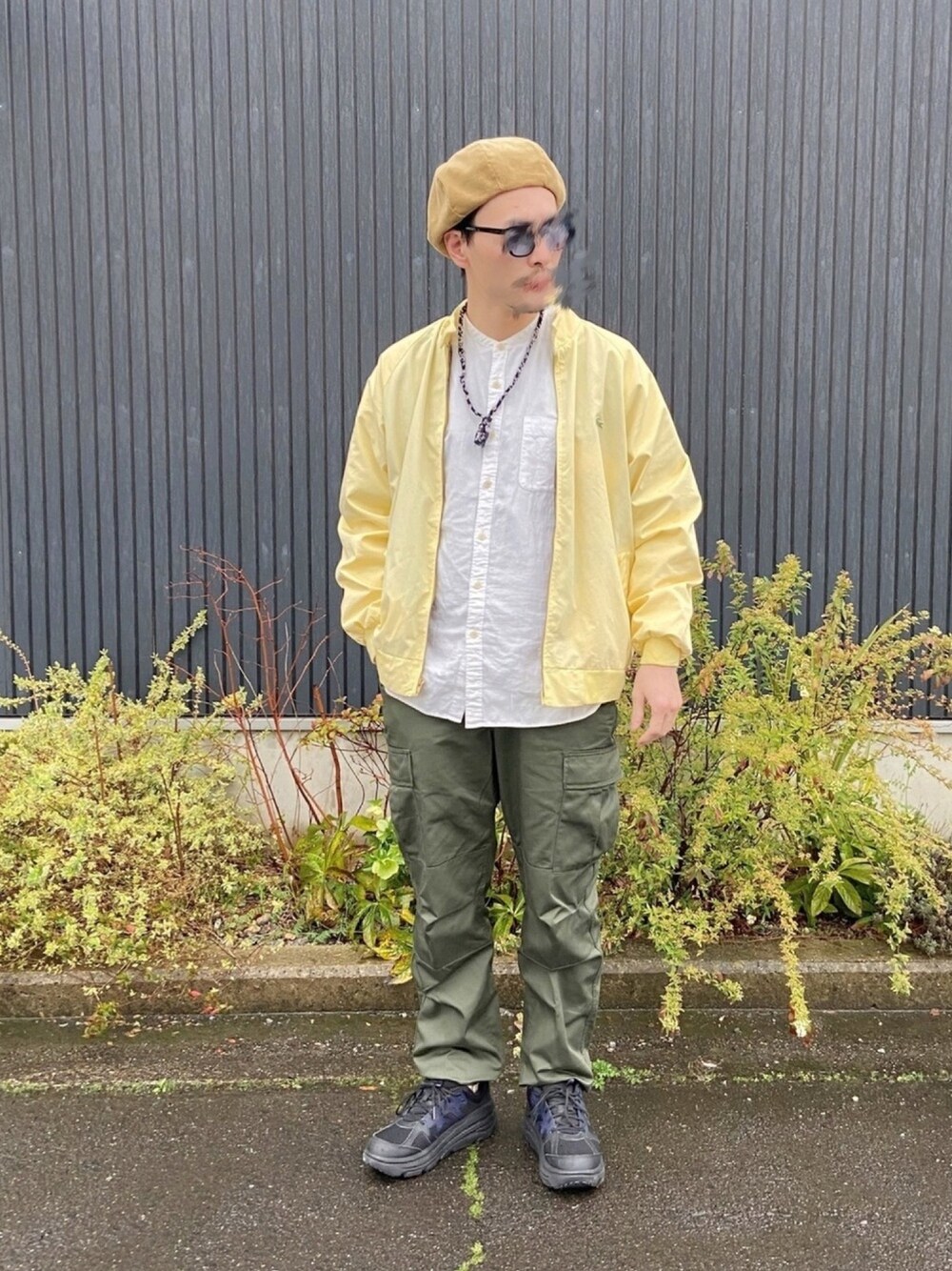 イエロー系のジャケット/アウター、ホワイト系のシャツ/ブラウス、グリーン系のカーゴパンツを着用したメンズの春コーディネートの1枚目の写真