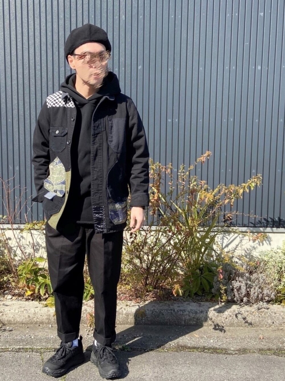 ブラック系のカバーオール、ブラック系のその他パンツ、ブラック系のスニーカーを着用したメンズの春コーディネートの1枚目の写真