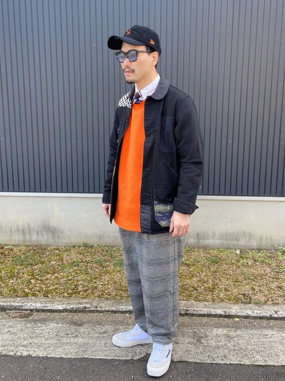 ブラック系のカバーオール、オレンジ系のTシャツ/カットソー、ホワイト系のシャツ/ブラウスを着用したメンズの冬コーディネートの1枚目の写真