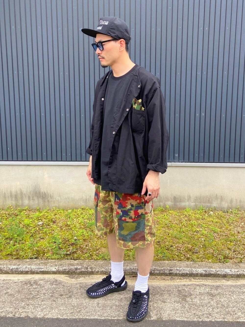 ブラック系のシャツ/ブラウス、ブラック系のTシャツ/カットソー、その他のパンツを着用したメンズの春コーディネートの1枚目の写真