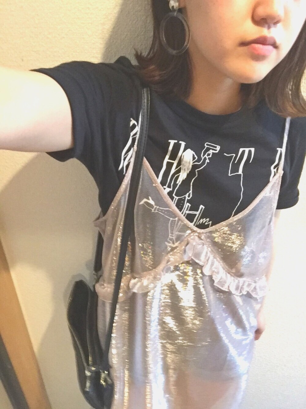 ブラック系のTシャツ/カットソー、ピンク系のワンピース/ドレス、その他のイヤリングを着用したレディースの春コーディネートの1枚目の写真
