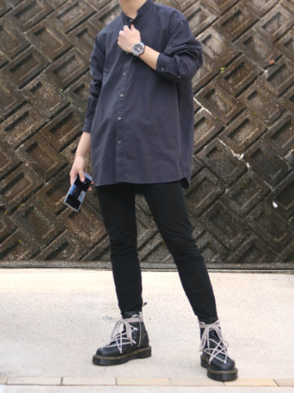 ブラック系のその他パンツ、ブラック系のブーツ、シルバー系のアナログ腕時計を着用したメンズの春コーディネートの1枚目の写真