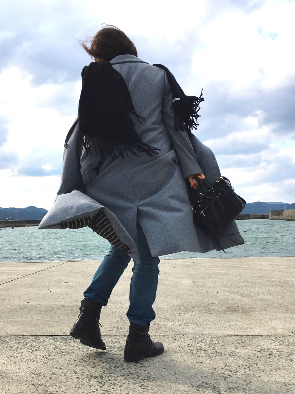 「オトナ女子、冬コーデ、海、171cm、長身女子、REBECCA MINKOFF、アウター、ブルーグレー、綺麗目、旅行スタイル」｜「MAISON BOINETのアイテム（ステンカラーコート、ブルー系）」を使った、misakiさん（レディース・171cm）の秋コーディネートの1枚目の写真