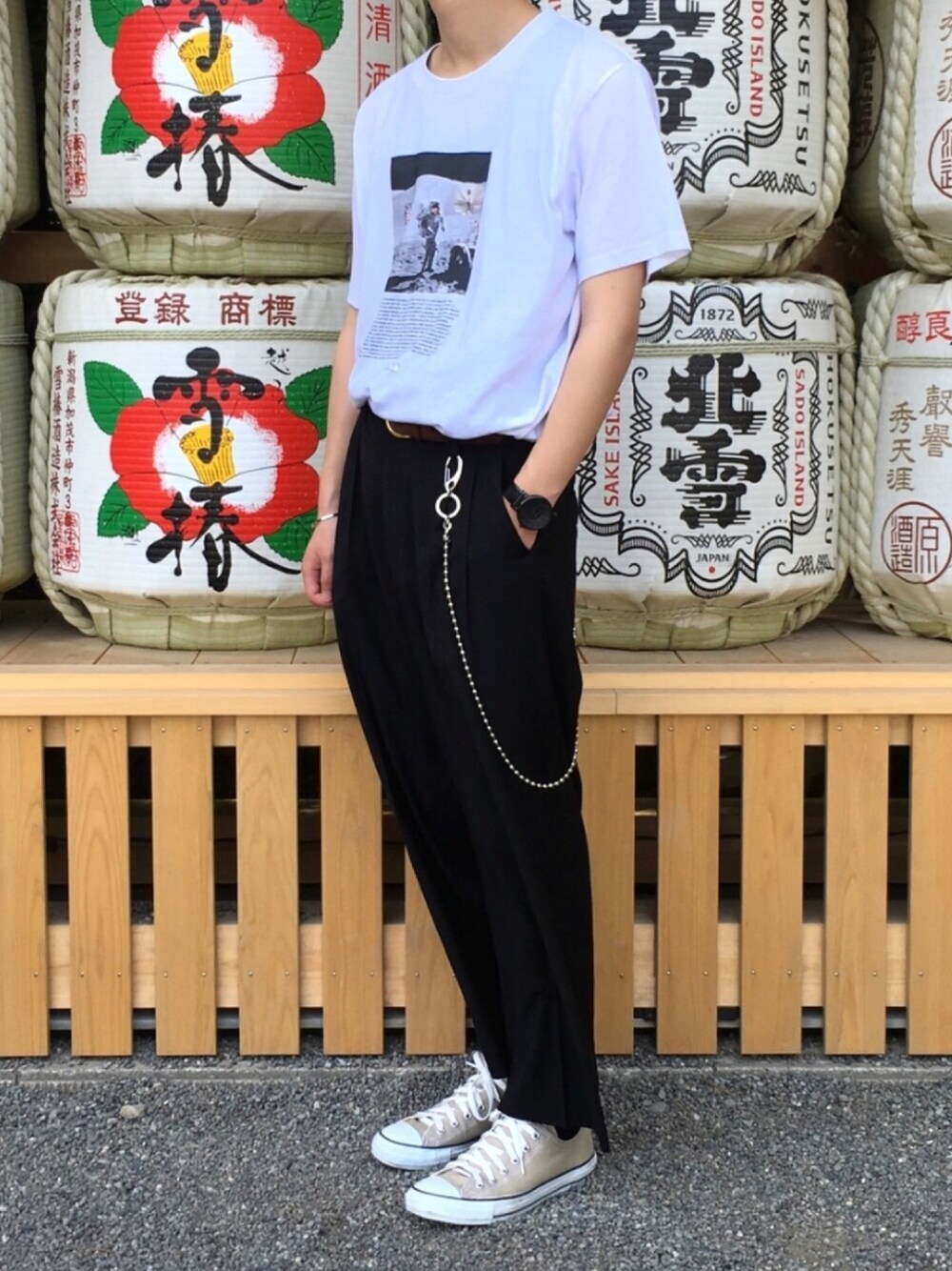 「夏コーデ、ストリート、モード、おしゃれさんと繋がりたい、NASA、GU、白Tシャツ、韓国ファッション、タックイン、ウォレットチェーン」｜「KLASSE14の〈KLASSE14/クラス14〉VOLARE leather ブレスレット付き（アナログ腕時計、ブラック系）」を使った、けんさん（メンズ・50cm）の春コーディネートの1枚目の写真