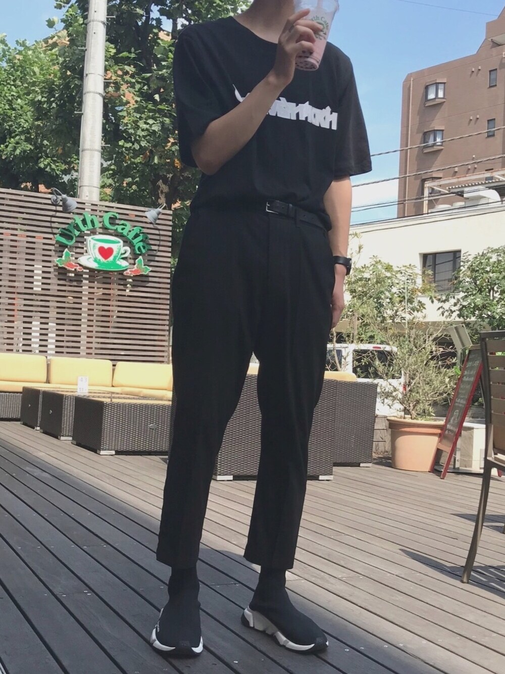 「夏のワントーンコーデ、おしゃれさんと繋がりたい、ブラック、いいね、save、フォローお願いします🤑、ゴーシャラブチンスキー、スピードトレーナー、オールブラック、タックイン」｜「Gosha RubchinskiyのGOSHA RUBCHINSKIY(ゴーシャ ラブチンスキー) LOGO TEE（Tシャツ/カットソー、ブラック系）」を使った、けんさん（メンズ・173cm）の夏コーディネートの1枚目の写真