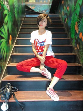 「PULL&BEAR（プルアンドベア）のアイテム（Tシャツ/カットソー、レッド系）」を使った、Nguyễn TrangChimさん（レディース）の秋コーディネート