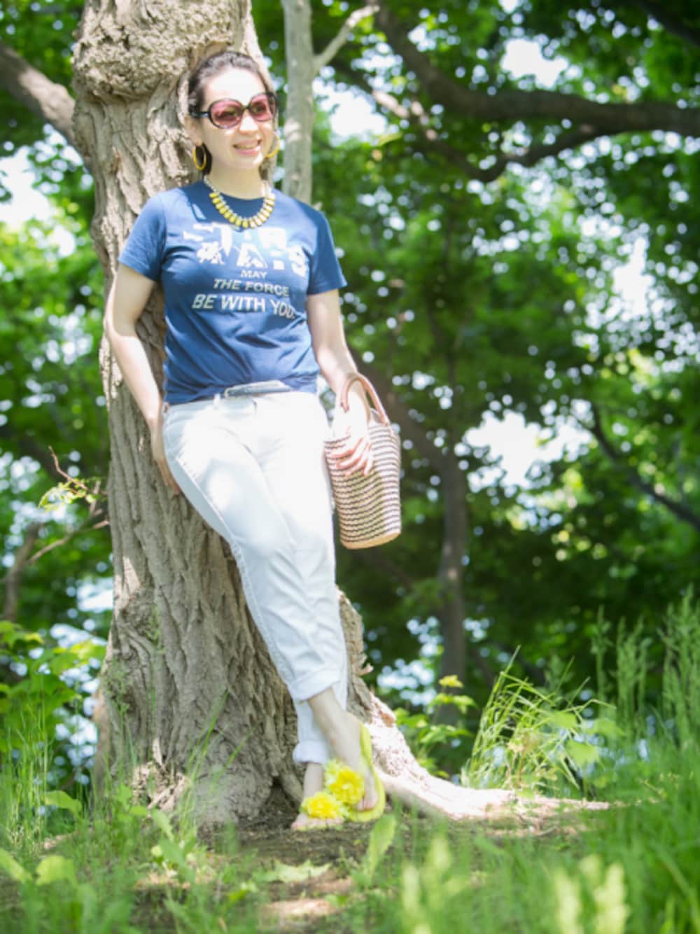 「大人カジュアル、白デニム、ラフ、差し色黄色」｜「UNIQLOのアイテム（Tシャツ/カットソー、ブルー系）」を使った、Tommieさん（レディース・160cm）の夏コーディネートの1枚目の写真