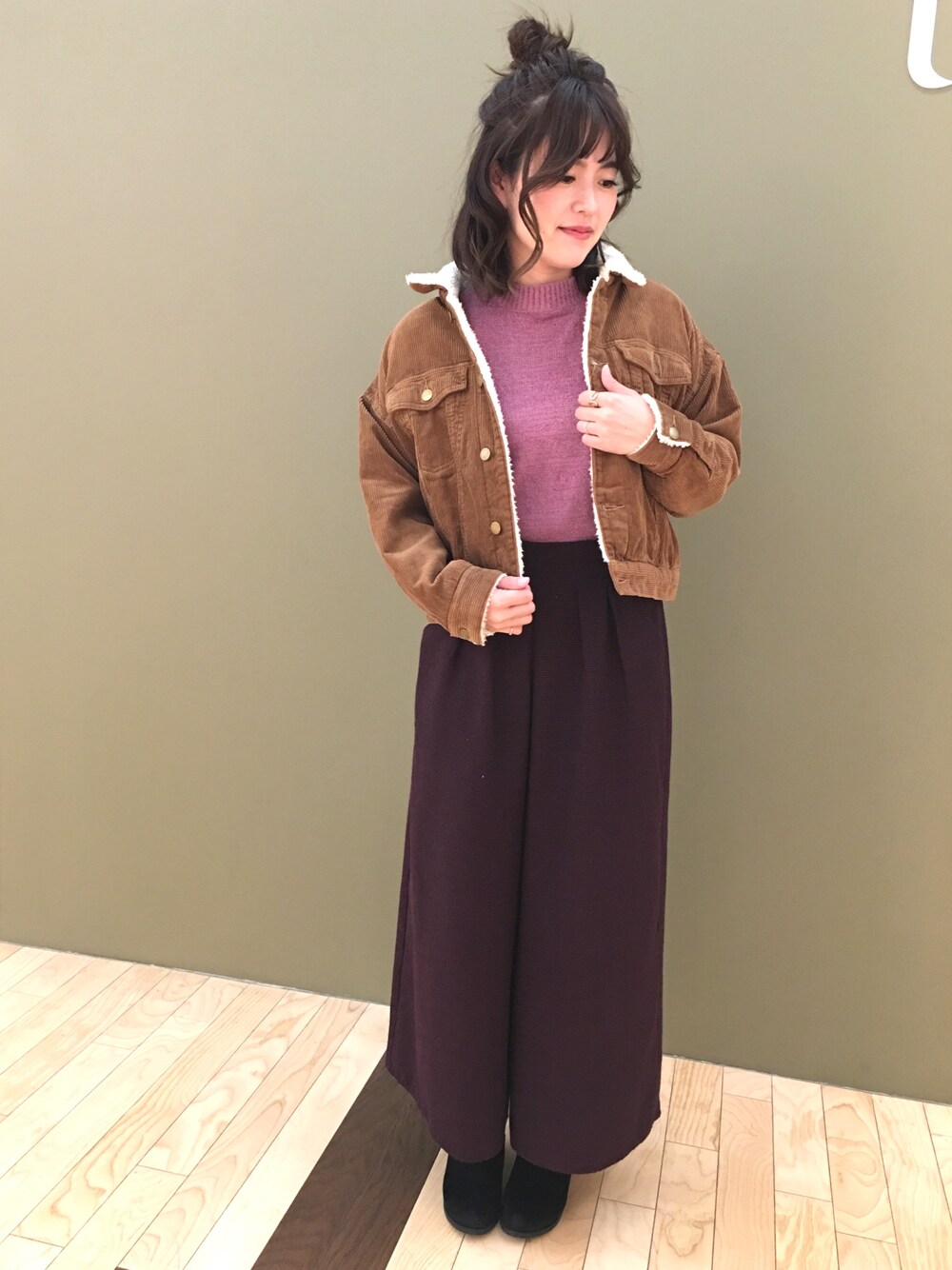「秋冬コーデ、ボアジャケット、色違いコーデ、グリーンパークス、164cm」｜「earth music&ecologyの・COTTON USA コーデュロイ(裏ボアGジャン) ○（その他アウター、イエロー系）」を使った、ふっじーさん（レディース・164cm）の秋コーディネートの1枚目の写真