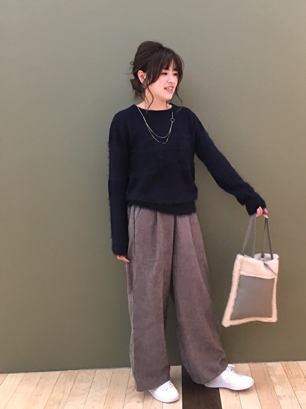 「冬服、おちつきコーデ、大人カジュアル、グリーンパークス、164cm、らくちんスタイル」｜「Green　Parksのグラデーションニットプルオーバー ¥3,990+税（ニット/セーター、ブラック系）」を使った、ふっじーさん（レディース・164cm）の秋コーディネートの1枚目の写真