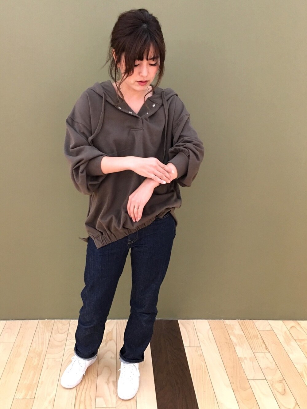 「シンプルが好き、パーカー、チュニック丈、ワークスタイル、ママファッション、グリーンパークス、164cm」｜「Green　Parksの裏起毛ビッグパーカー（パーカー、ブラウン系）」を使った、ふっじーさん（レディース・164cm）の秋コーディネートの1枚目の写真
