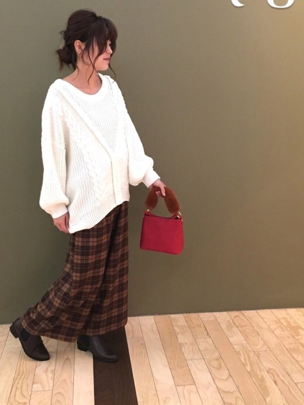 「白ニット、チェック柄、ファー小物、シンプルスタイル、三色コーデ、ママファッション、グリーンパークス、164cm」｜「Green　Parksの・ファーハンドル2WAYバッグ ●（ショルダーバッグ、レッド系）」を使った、ふっじーさん（レディース・164cm）の秋コーディネートの1枚目の写真