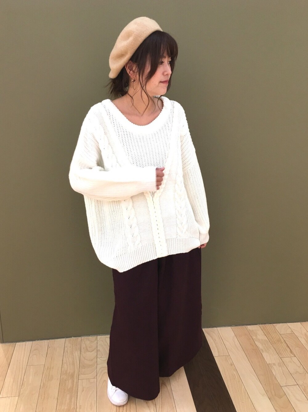 「シンプルコーデ、ゆったりシルエット、楽ちんスタイル、秋冬物、ニット、グリーンパークス、164cm」｜「Green　Parksのアイテム（ニット/セーター、ホワイト系）」を使った、ふっじーさん（レディース・164cm）の秋コーディネートの1枚目の写真