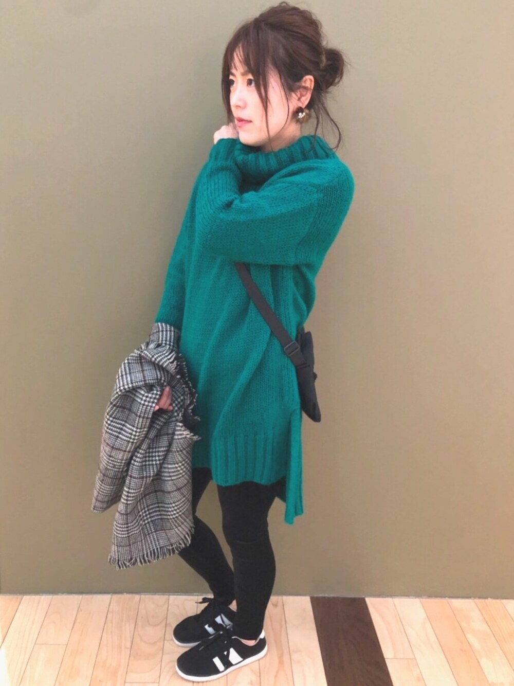 「今日のコーデ、プチプラコーデ、ママファッション、ビッグシルエット、ショルダーバッグ、ブラック、スニーカーコーデ、カジュアルコーデ、グリーンパークス、164cm」｜「Green　Parksの・サイドスリットタートルニットチュニック（チュニック、グリーン系）」を使った、ふっじーさん（レディース・164cm）の冬コーディネートの1枚目の写真