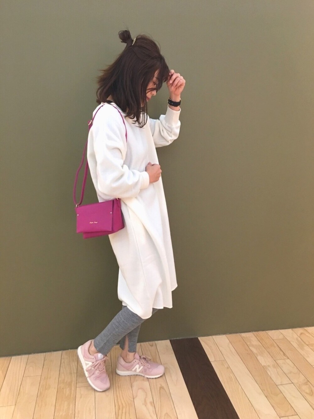 「春色、スニーカー、オトナ女子、ラクチンコーデ、ママファッション、高身長女子、カジュアル、グリーンパークス、164cm、お洒落さんとつながりたい」｜「Green　Parksの裏起毛Vネックワンピース（ワンピース、ホワイト系）」を使った、ふっじーさん（レディース・164cm）の冬コーディネートの1枚目の写真