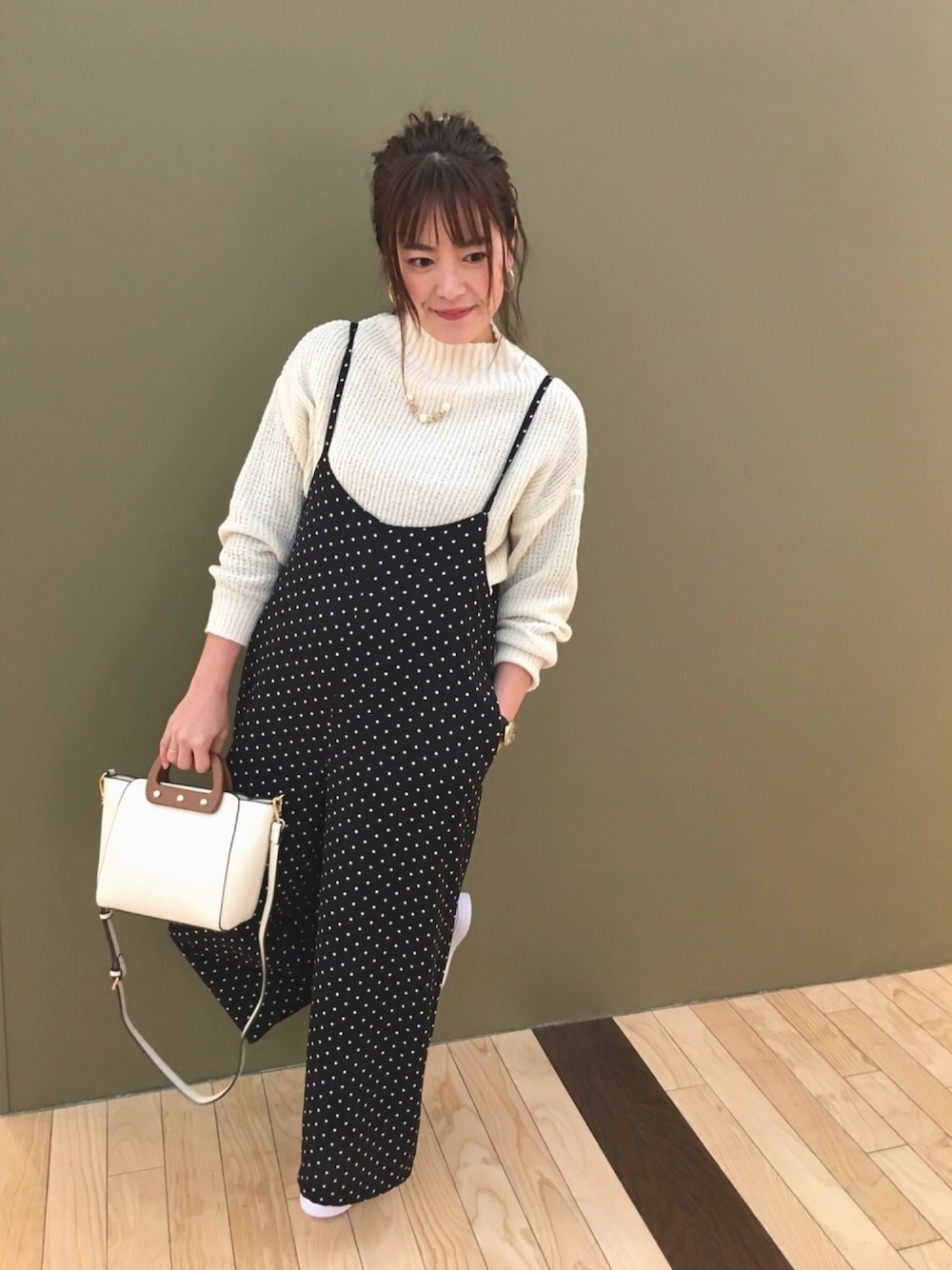 「春コーデ、ニット、大人カジュアル、ママコーデ、ラフ、ワイドパンツ、スニーカーコーデ、高身長女子、グリーンパークス、164cm」｜「earth music&ecologyの・ワイドパンツサロペット ●（サロペット/オーバーオール、その他）」を使った、ふっじーさん（レディース・164cm）の冬コーディネートの1枚目の写真