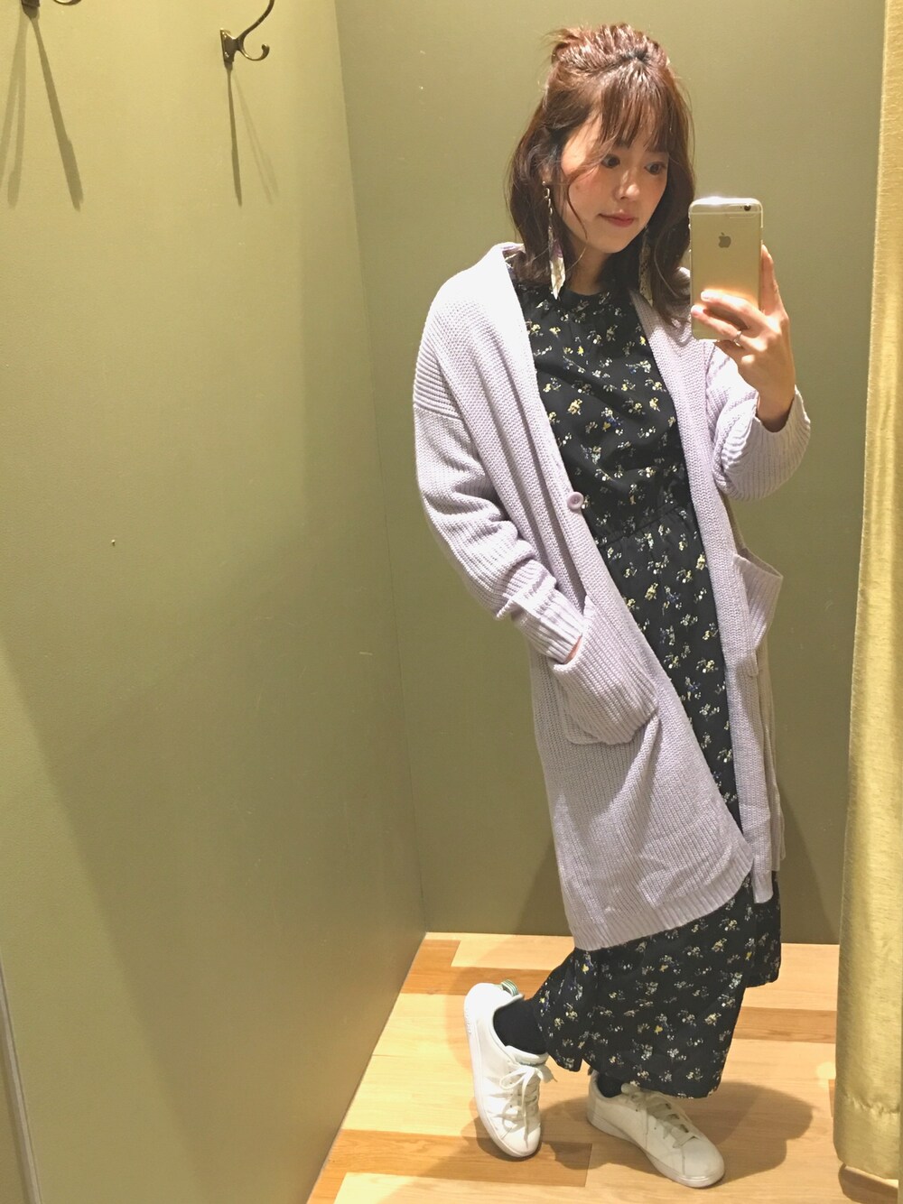 「春コーデ、きれいめカジュアル、おしゃれさんと繋がりたい、ロングスカート、大人カジュアル、花見、グリーンパークス、164cm、着回しコーデ、チョコ色に染まれ」｜「Green　Parksの片畦前釦ロングニットカーディガン（カーディガン/ボレロ、パープル系）」を使った、ふっじーさん（レディース・164cm）の冬コーディネートの1枚目の写真