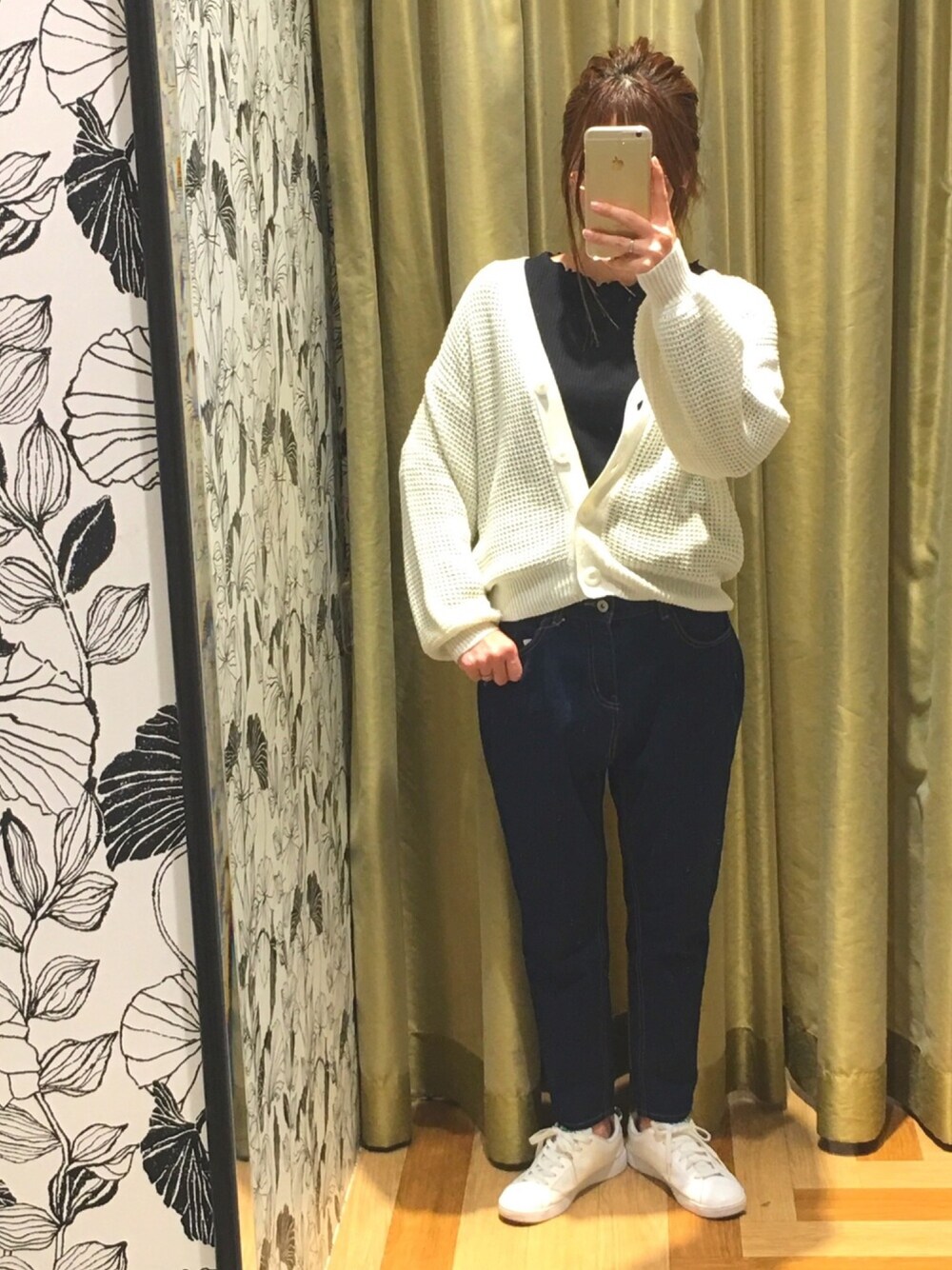 「モノトーン派？カラーコーデ派？、カジュアル、シンプル、おしゃれさんと繋がりたい、オトナカジュアル、スニーカー、春コーデ、デニムパンツ、パンツスタイル、グリーンパークス」｜「Green　Parksの・ストレートデニムパンツ（デニムパンツ、ブルー系）」を使った、ふっじーさん（レディース・164cm）の冬コーディネートの1枚目の写真