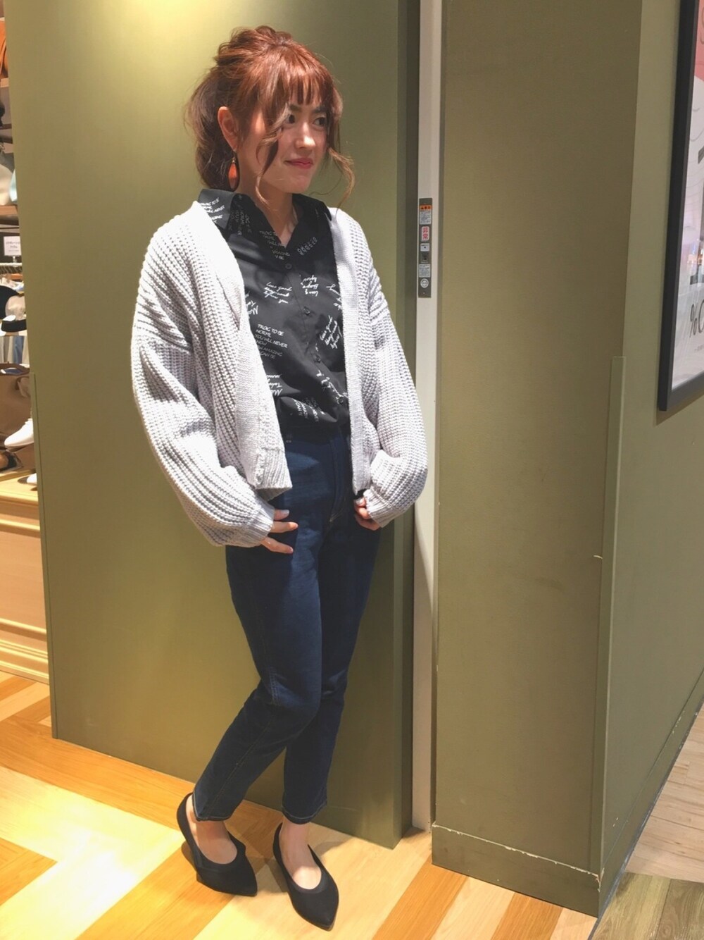 「春コーデ、シャツスタイル、黒、ブラックコーデ、ハイウエスト、お気に入りの服でデートに行こう、お洒落さんとつながりたい、スタッフセンバツ、グリーンパークス、164cm」｜「後ろのアイテム（トップス、ブラック系）」を使った、ふっじーさん（レディース・164cm）の冬コーディネートの1枚目の写真