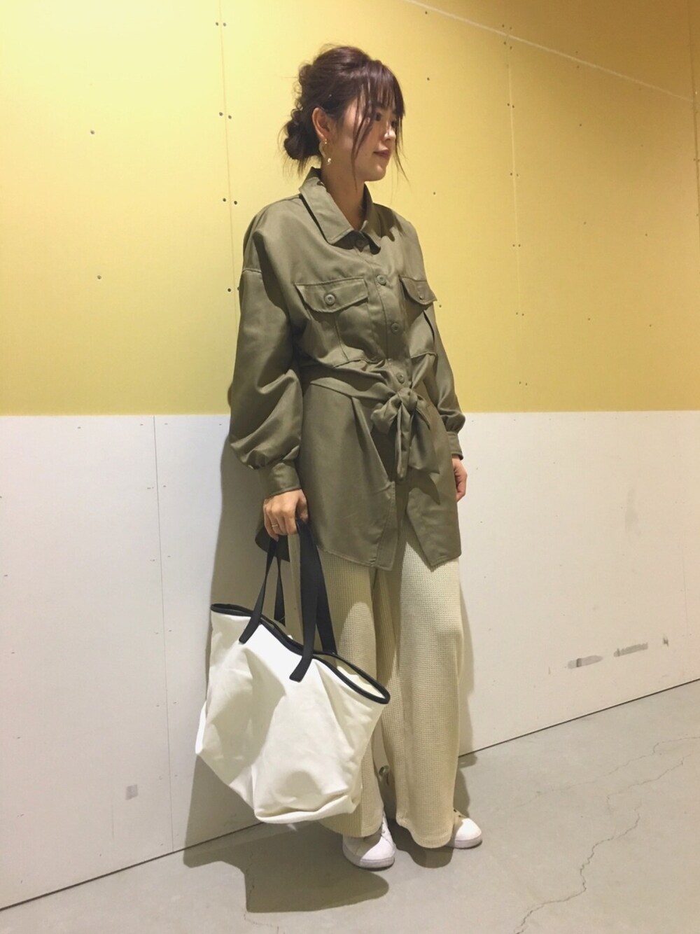 「春コーデ、きれいめカジュアル、ママファッション、オトナ女子、ワッフル、白スニーカー、グリーンパークス、164cm、高身長女子、スタッフセンバツ」｜「Green　Parksの・ベルト付ビッグシャツチュニック（チュニック、グリーン系）」を使った、ふっじーさん（レディース・164cm）の冬コーディネートの1枚目の写真