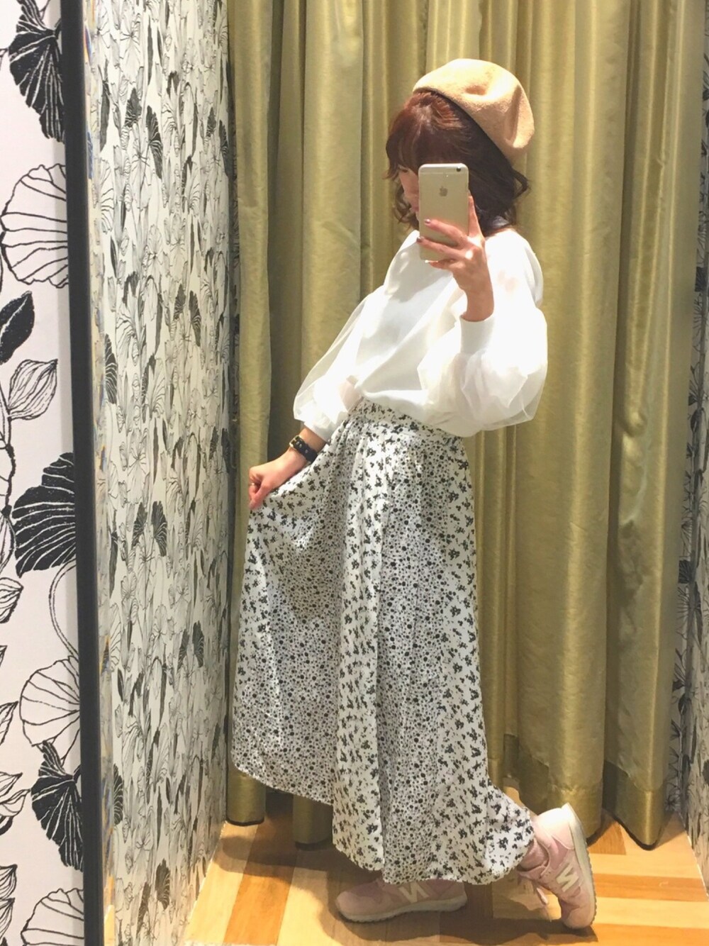 「春コーデ、大人ガーリー、ロングスカート、バレンタイン、ボリューム袖、モノトーン、春、スタッフセンバツ、グリーンパークス、164cm」｜「Green　ParksのWEARSフラワーptパネル切替ロングスカート ¥4,990-   off white（スカート、ホワイト系）」を使った、ふっじーさん（レディース・164cm）の冬コーディネートの1枚目の写真