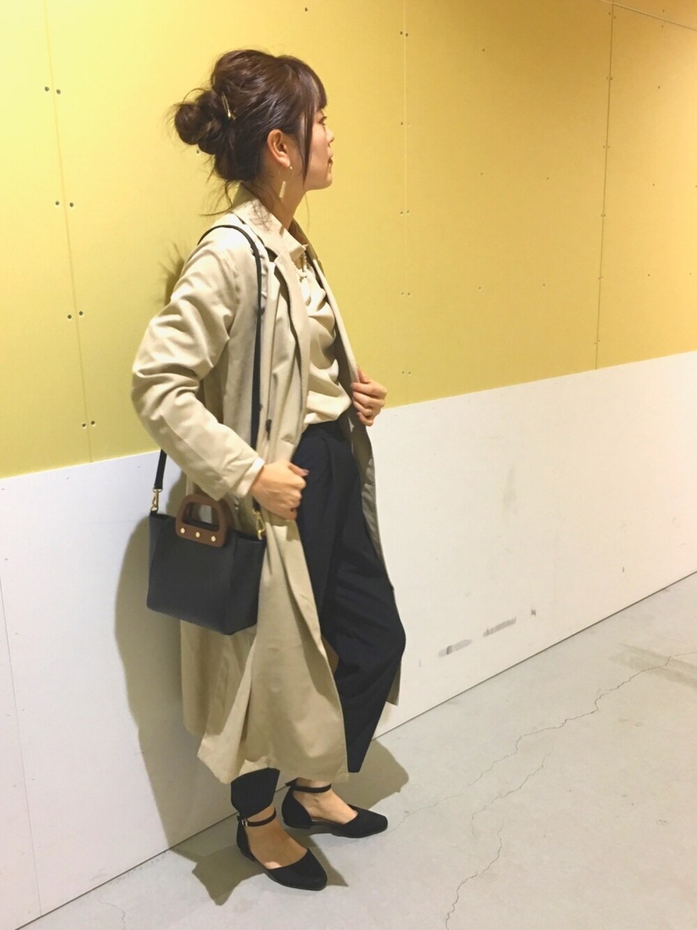 「結婚式、パンツスタイル、トレンチコート、春アウター、パンプス、きれいめカジュアル、おでかけ、シンプル、グリーンパークス、164cm」｜「Green　Parksのセパレ-トフラットシュ-ズ（パンプス、ブラック系）」を使った、ふっじーさん（レディース・164cm）の冬コーディネートの1枚目の写真
