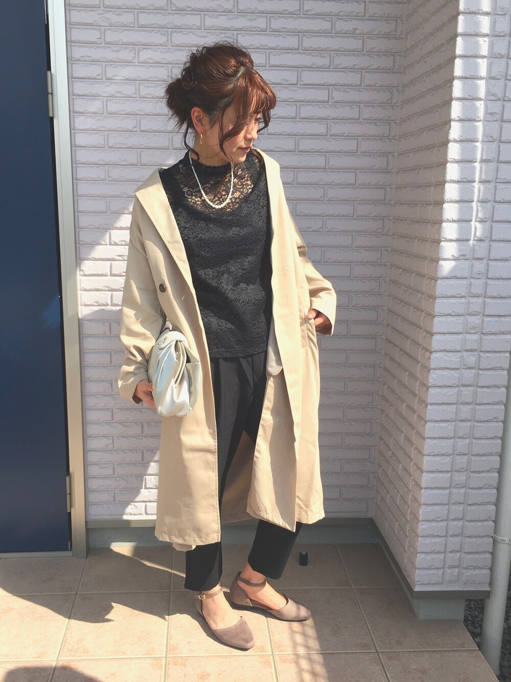 「休日スタイル、結婚式、パンツスタイル、結婚式ヘア、プチプラ、お呼ばれスタイル、おでかけ、グリーンパークス、164cm、春アウター」｜「Green　Parksのオーバートレンチコート（トレンチコート、ベージュ系）」を使った、ふっじーさん（レディース・164cm）の冬コーディネートの1枚目の写真