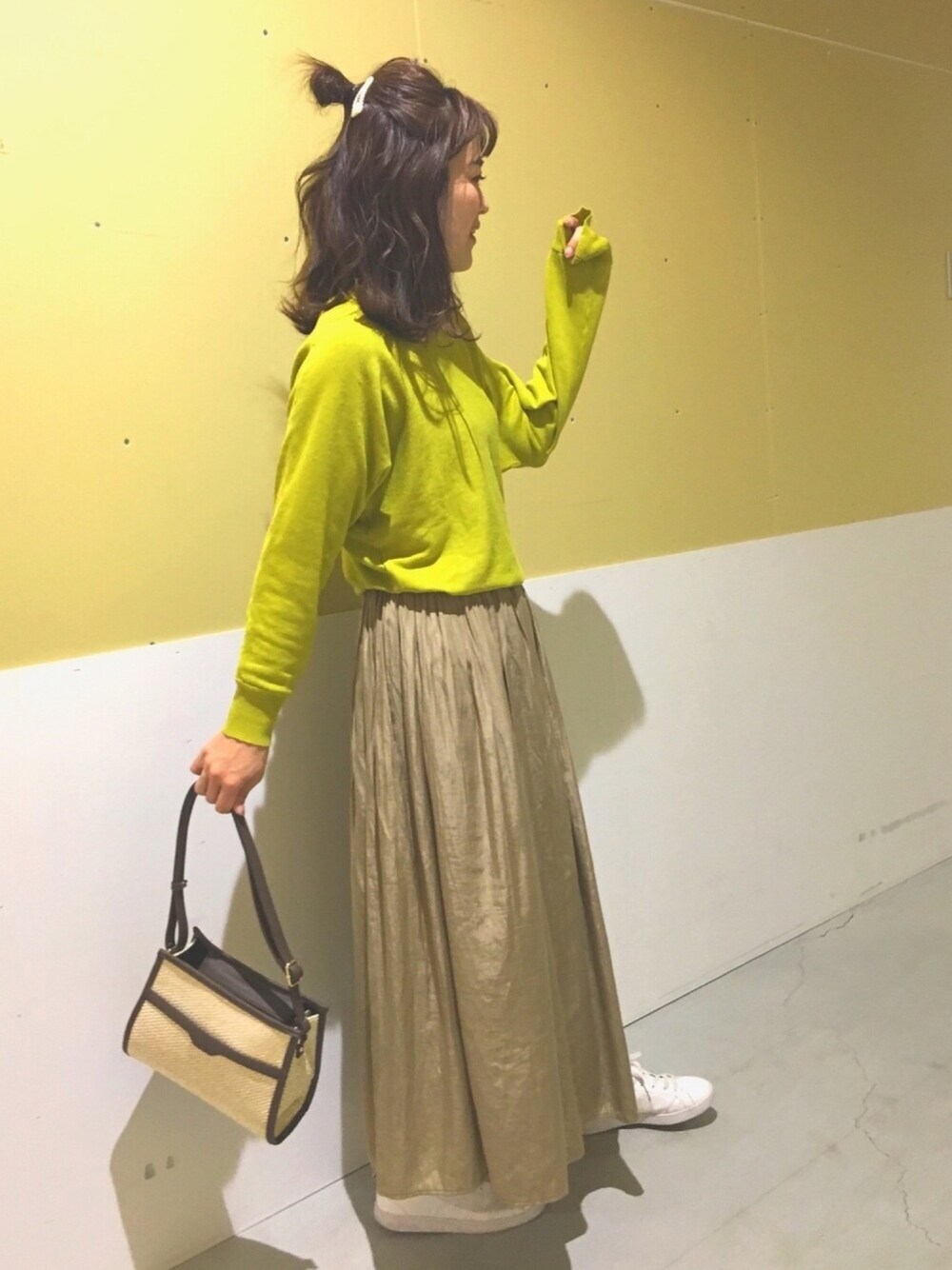 「春コーデ、大人カジュアル、spring、ラフ、ママファッション、大人コーデ、シンプル、ショルダーバッグ、着まわし、グリーンパークス」｜「Green　Parksのアルガンオイル+UV加工 Vネックニット ￥2,149 税込（トップス、イエロー系）」を使った、ふっじーさん（レディース・164cm）の春コーディネートの1枚目の写真